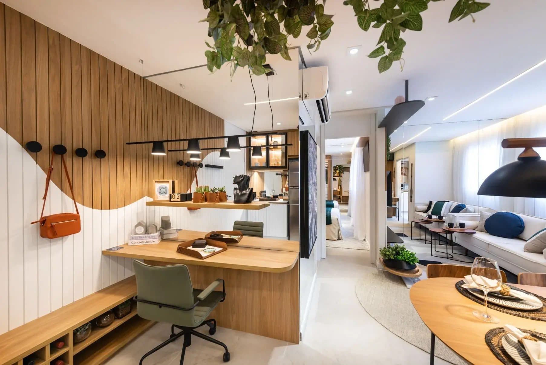 Sala de estar e jantar integrada com decoração moderna, painel amadeirado e iluminação pendente.